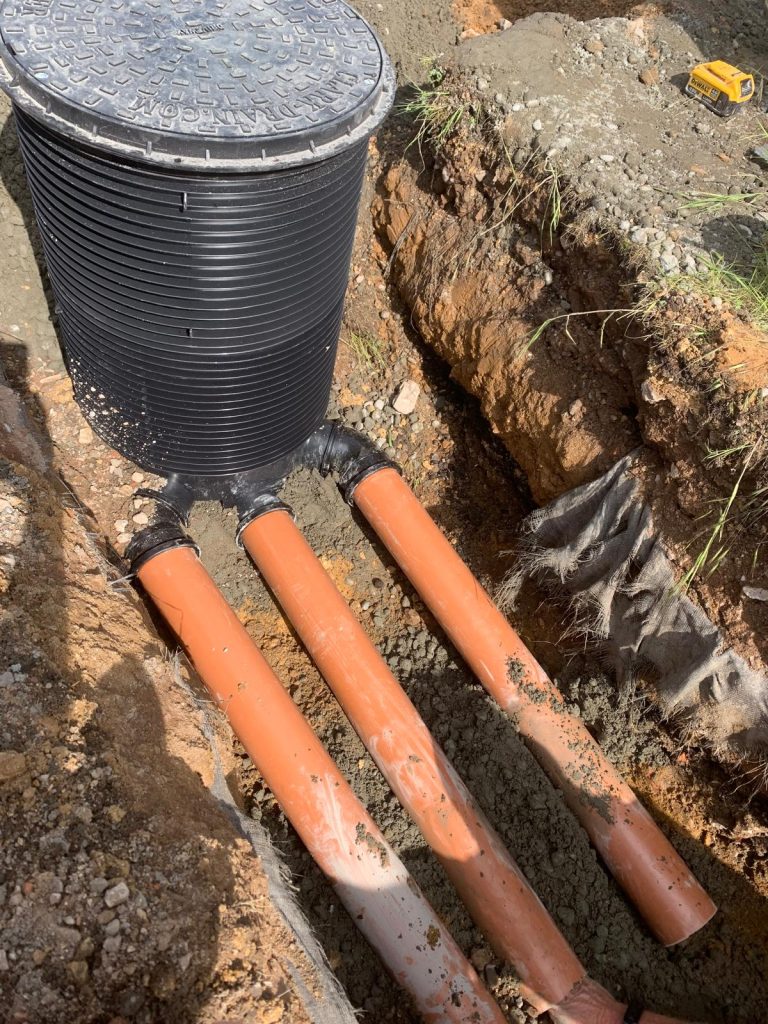 Manhole cover for drainage